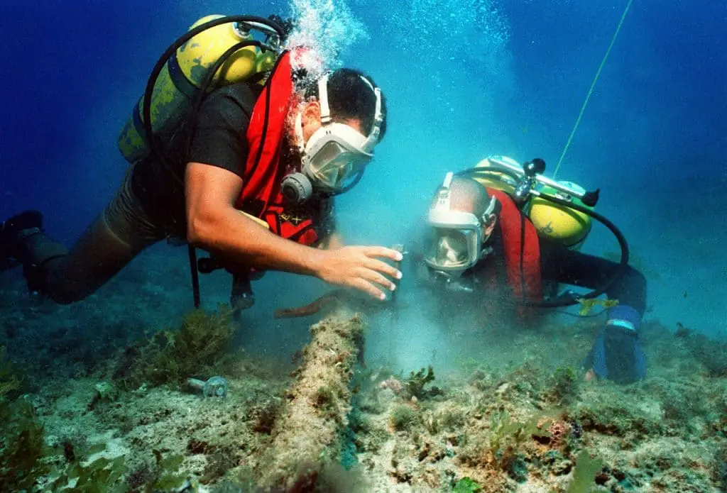 two marine biologist working underwater